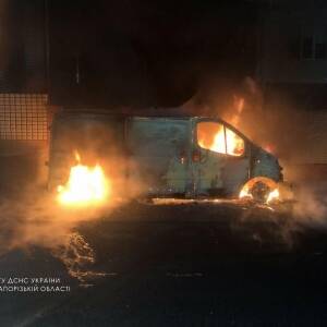 В Мелитополе во дворе дома дотла сгорел микроавтобус. Фото - reporter-ua.com - Запорожская обл. - Мелитополь