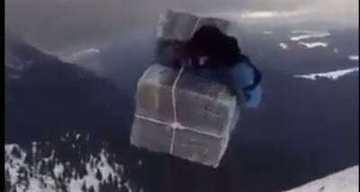 Виталий Глагола - Журналист показал видео, как контрабандисты с ящиками сигарет штурмуют гору по дороге в Румынию: каждый рейс - от ста евро - kp.ua - Украина - Румыния