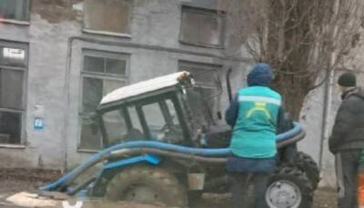 В Харькове трактор провалился под землю, фото с места ЧП: "во время выполнения работ..." - politeka.net - Украина - Харьков - Харьков