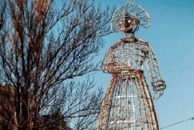 В Костроме фигура железной Снегурочки переместилась на стык улиц Ермакова и Магистральной - kostroma.mk.ru - Кострома