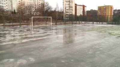 В Пензе из-за коммунальной аварии затопило школьный стадион - penzainform.ru - Пенза