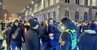 ФОТО, ВИДЕО. Гобземс проводит массовую акцию протеста в центре Риги: два человека задержаны, расследуется возможное нападение на полицейского - rus.delfi.lv - Рига - Латвия