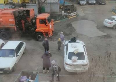 В Астрахани эмоциональная женщина устроила дебош возле мусорного контейнера - 7info.ru - Астрахань - Астрахань