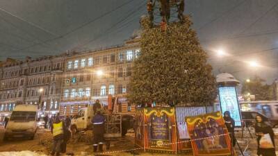 Александр Беглов - Слякоть и плохая уборка сугробов испортили установку новогодней елки в Петербурге - inforeactor.ru - Санкт-Петербург