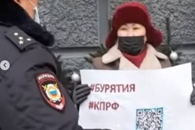 У здания Народного Хурала в Бурятии прошел одиночный пикет против QR-кодов - ulan.mk.ru - респ.Бурятия