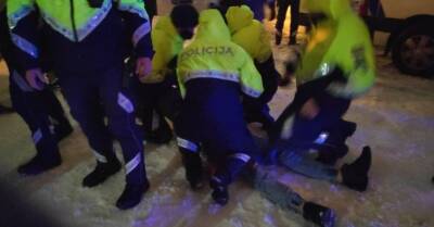 Акция Гобземса у Рижского замка: задержаны 16 человек, возбуждено четыре уголовных дела за нападение на полицию - rus.delfi.lv - Латвия