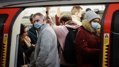 Борис Джонсон - Британские власти: "омикроном" заражаются до 200 тыс. человек в день - svoboda.org - Англия - Лондон