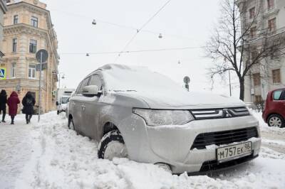Александр Беглов - Мощная лавина сошла с крыши дома в Петербурге и разбила автомобиль - inforeactor.ru - Санкт-Петербург - район Центральный