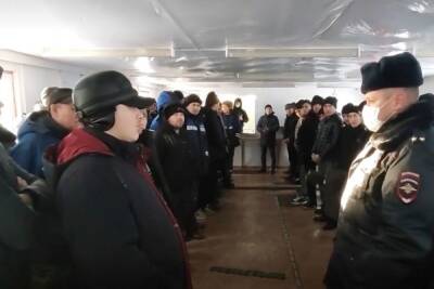 Полиция задержала 37 мигрантов на стройках в Кингисеппском районе - mk.ru - Россия - Ленинградская обл. - Санкт-Петербург - район Кингисеппский