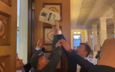 Андрей Николаенко - Нардеп забросил кассовый аппарат в зал Рады - korrespondent.net - Украина - Киев