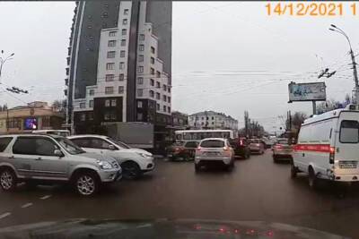 Неработающие светофоры вызвали в Воронеже транспортный коллапс - vrn.mk.ru - Воронеж