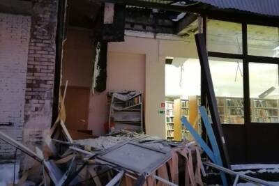 Бетонная плита рухнула со здания детской библиотеки в Калининском районе - spb.mk.ru - район Калининский