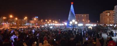 В Братске в День города новогодние елки зажглись во всех районах - runews24.ru - День - Братск