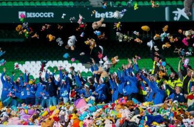 Фанаты «Бетиса» забросали футбольное поле мягкими игрушками - argumenti.ru - Испания