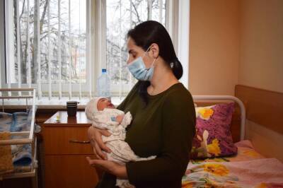 «Спасибо белорусским врачам за то, что помогли моей дочери появиться на свет». Гродненская областная организация БСЖ поздравила женщин-беженок, которые на днях стали мамами - grodnonews.by - Белоруссия