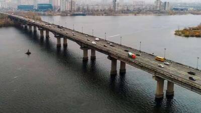 Коммунальщики решили озеленить аварийный мост столицы за полмиллиона гривен - lenta.ua - Украина