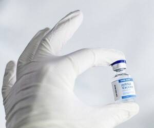 Вакцина от Pfizer гораздо слабее перед Омикроном - goodnews.ua