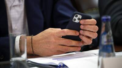 Эльдар Муртазин - Продажи премиальных смартфонов в РФ выросли в 1,5 раза - iz.ru - Россия - Израиль