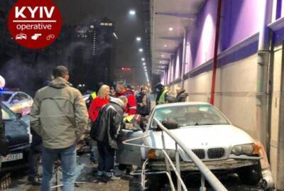 В Киеве водитель BMW влетел в стену ТРЦ (ФОТО) - enovosty.com - Киев
