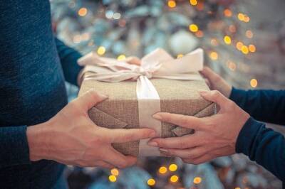 Психолог назвала лучшие варианты подарков мужчине на Новый год - vm.ru