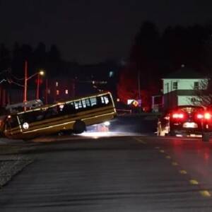 В Канаде в результате ДТП школьного автобуса и грузовиков погиб ребенок - reporter-ua.com - Канада - Canada - провинция Квебек