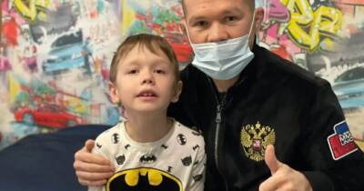 Петр Ян исполнил желание ребенка с аутизмом. Российский боец выступил в роли Деда Мороза - sovsport.ru