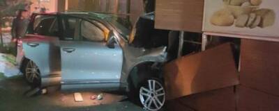 В Уфе иномарка влетела в здание кафе, пять человек пострадали - runews24.ru - Уфа