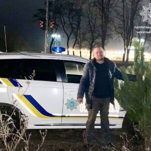 В Запорожье полиция поймала мужчину с тремя срубленными елками. Фото - reporter-ua.com - Запорожье - Запорожье