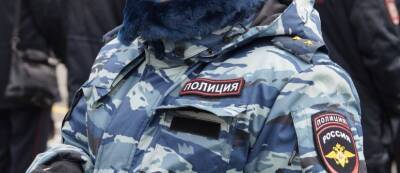 В Петербурге двое сотрудников полиции пострадали при обрушении штукатурки с фасада дома - runews24.ru - Ленинградская обл. - Санкт-Петербург - район Центральный