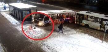 Водитель маршрутки в Ярославле выехал на тротуар и сбил 16-летнюю девушку - vologda-poisk.ru - Ярославль