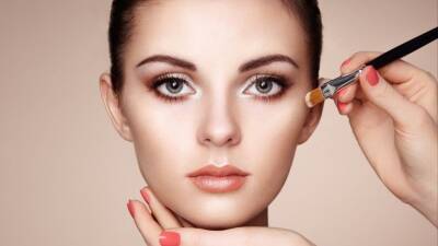Секреты макияжа: Как правильно нанести тональный крем - 5-tv.ru