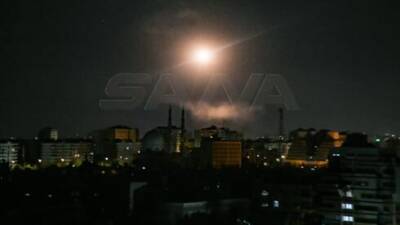 Сирия: Израиля атакует на юге, убит военнослужащий - vesty.co.il - Сирия - Дамаск - Израиль - Сана