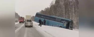 В Алтайском крае пассажирский автобус вылетел с трассы в кювет - runews24.ru - Новосибирск - Барнаул - Алтайский край