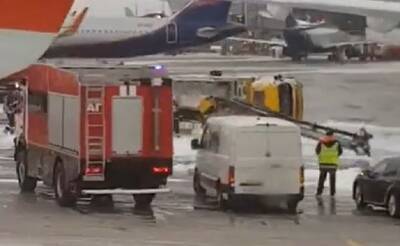 Видео: самолет опрокинул на бок спецмашину в Шереметьево – пострадал водитель - ivbg.ru - Украина - Шереметьево