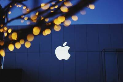 Тим Кук - Марк Гурман - Apple подарит сотрудникам по $1000 для лучшей работы из дома - rupor.info