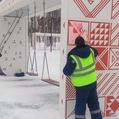 В Сыктывкаре вандалы расписали "тэгами" новые качели на площадке "под часами" и здания в центре - komiinform.ru - Сыктывкар
