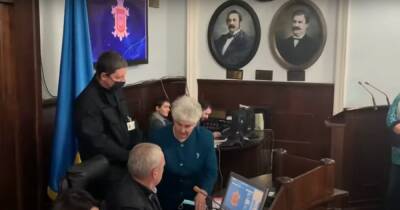 В Черновцах женщина ворвалась на сессию горсовета и подарила мэру свою пенсию - focus.ua - Украина - Черновцы