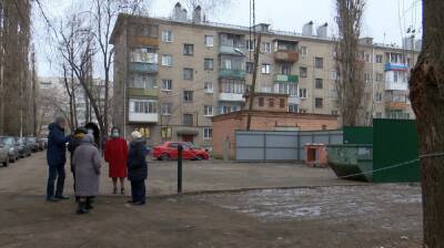 «Чужим здесь не место». Жители Воронежа огородили свой двор цепями со всех сторон - vestivrn.ru - Воронеж