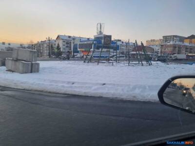 Свежее болото помешало поставить елку на площади Победы - sakhalin.info