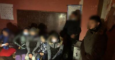 Ехали в ЕС: пограничники нашли в заброшенной школе недалеко от границы с Румынией восьмерых афганцев - dsnews.ua - Украина - Киев - Румыния