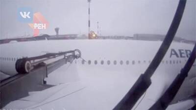 Появилось видео из кабины поливальной машины, которую «уронил» Airbus в Шереметьево - iz.ru - Москва - Израиль