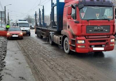 На Московском шоссе грузовик врезался в легковушку - ya62.ru - Рязанская обл.