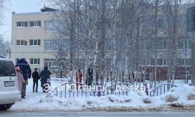 В Нефтеюганске второй день подряд эвакуировали школы - nakanune.ru - Нефтеюганск