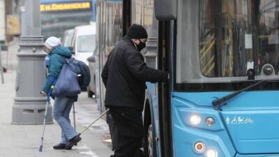 Видео: Москвич умер от потери крови через две остановки - 5-tv.ru - Москва - Скончался