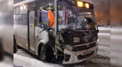 В Чебоксарах автобус полный пассажиров врезался в столб - pg21.ru - Чебоксары - Новочебоксарск