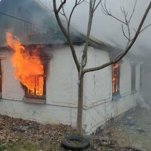 В Бердянске 8 спасателей тушили пожар в частном доме. Фото - reporter-ua.com - Украина - Запорожская обл. - Бердянск