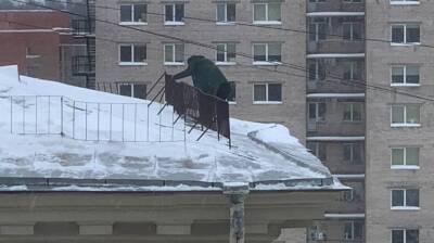 Александр Беглов - Коммунальщики повредили кровлю жилого дома во время чистки снега в Петербурге - inforeactor.ru - Санкт-Петербург