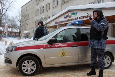 В Сыктывкаре росгвардейцы спасли подожженный автомобиль - komiinform.ru - респ. Коми - Сыктывкар