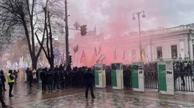 Под Радой снова протестуют ФОПы: во время драки начали жечь файеры - ru.slovoidilo.ua - Украина - Киев