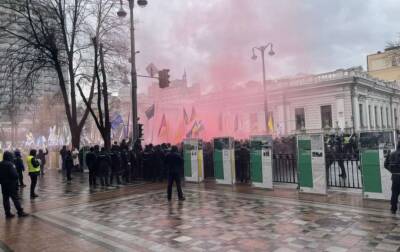 Под Радой протестующие ФОПы подрались с полицией (ФОТО) - lenta.ua - Украина - Протесты